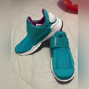 Nike turquoise